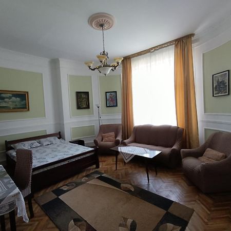 Старовинні Апартаменти У Центрі Міста Užhorod Exteriér fotografie