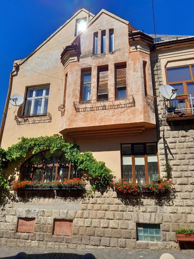 Старовинні Апартаменти У Центрі Міста Užhorod Exteriér fotografie