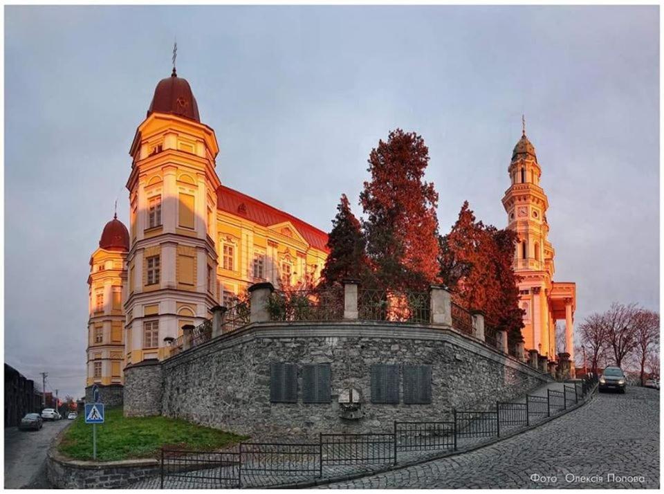 Старовинні Апартаменти У Центрі Міста Užhorod Exteriér fotografie